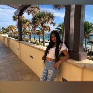 Meet your Posher, Carolina. My finger is in Pic if it has defect